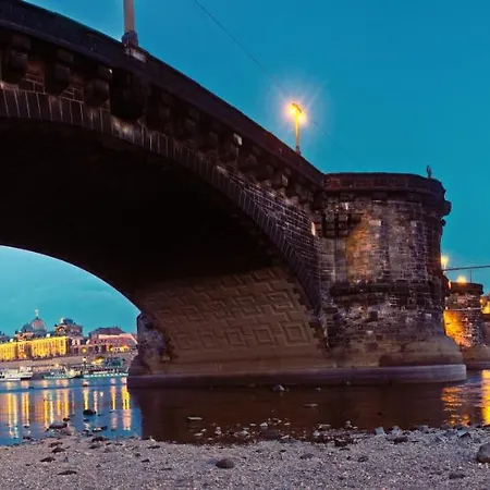 Franks Kleines In ゲストハウス 4*